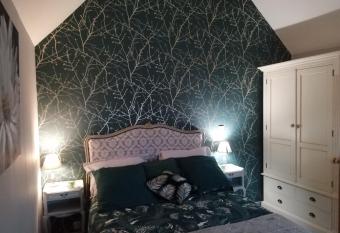 Le clos des augers. Chambre Descartes allows 18 year olds to book a room