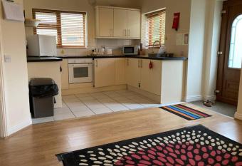 CV225AA Ground-Floor Flat Near Rugby School Self Check-in allows 18 year olds to book a room