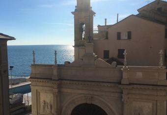 la casa di Camilla allows 18 year olds to book a room