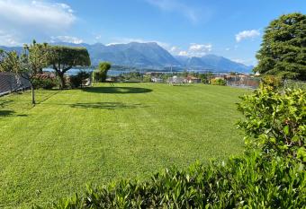 Ampio appartamento vista lago allows 18 year olds to book a room