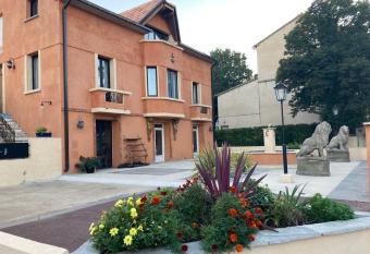 H  tel La Demeure Coloniale allows 18 year olds to book a room