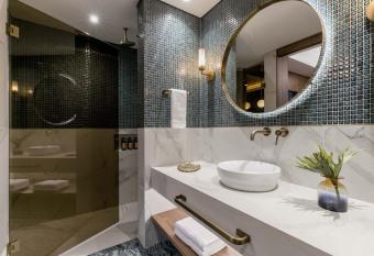 Hotel Marquee Medell  n has rooms with a private hot tub