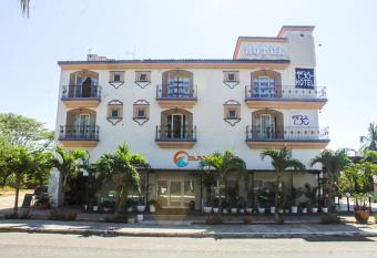 Hotel Om Huatulco allows 18 year olds to book a room