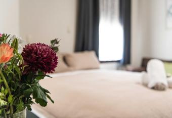 New Crown Hotel Motel has Balcony rooms