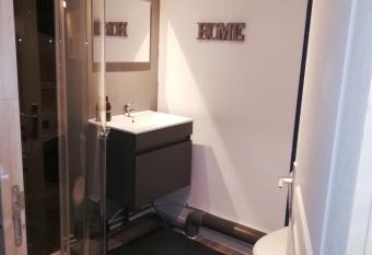 LONDON CITY allows 18 year olds to book a room