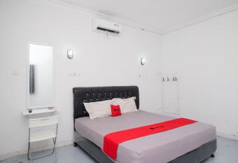 RedDoorz Syariah at Griya Merbotan Demak allows 18 year olds to book a room