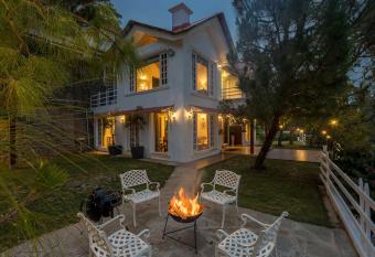 StayVista at Bellevue with Outdoor Jacuzzi has Balcony rooms