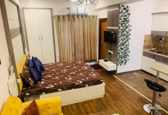 The Jade Square near India Expo Mart has Balcony rooms