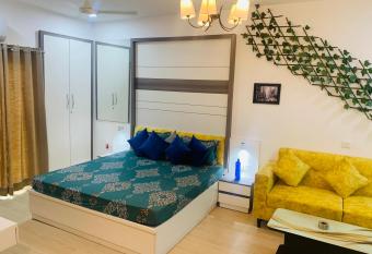 The Savage Square near India Expo Mart has Balcony rooms