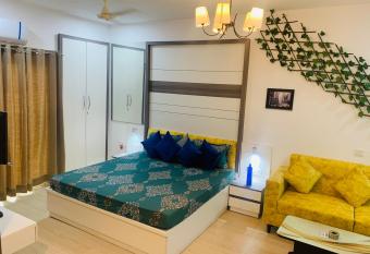 The Work-cation Square near India Expo Mart has Balcony rooms