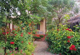 Crocodile Safari Camp has Balcony rooms