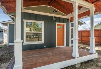 Comfortable Jacksonville house allows 18 year olds to book a room