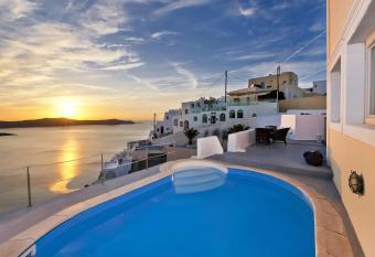 NEOKLASSIKO KOUKOULI allows 18 year olds to book a room