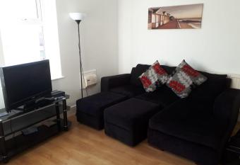 East Coast Apartments First Floor 2 Bed Apartment All towels and sheets supplied allows 18 year olds to book a room