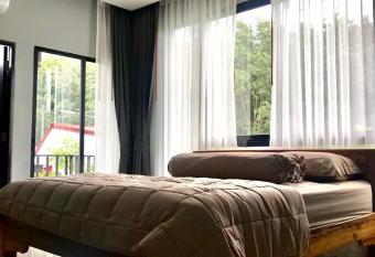 The Best Room 1@Thalang has Balcony rooms