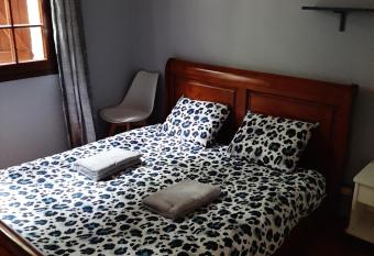 Chambre maison piscine allows 18 year olds to book a room