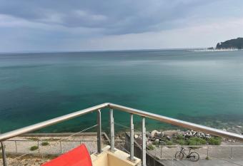 Appartement cosy les pieds dans l   eau, vue mer exceptionnelle has Balcony rooms