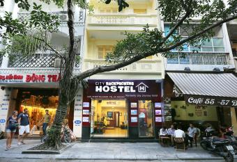 Hanoi City Backpackers Hostel has Balcony rooms