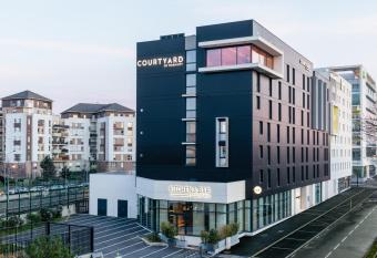 Courtyard by Marriott Paris Creteil allows 18 year olds to book a room