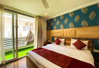 Sky Suites has Smoking/Balcony rooms