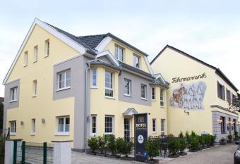 Hotel F  rstenberg allows 18 year olds to book a room