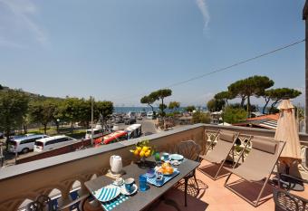 Amore Rentals - Appartamento La Terrazza Sul Porto 2 has Balcony rooms