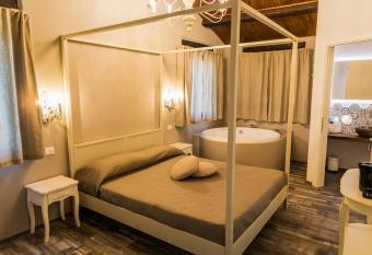 Villa Ca  Viola Rimini has rooms with a private hot tub