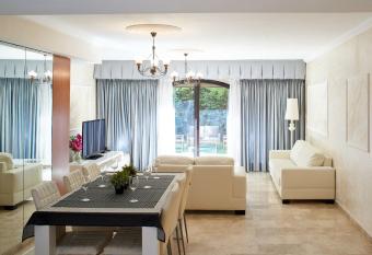 Luxurious Duplex Garden Parking in David Village allows 18 year olds to book a room