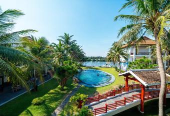 River Beach Resort & Residences has rooms with a private hot tub