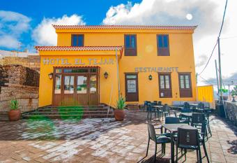 Hotel El Tejar & Spa allows 18 year olds to book a room