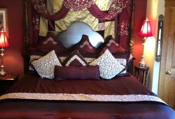 All Seasons Inn has Balcony rooms