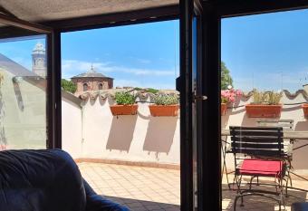 Corte Cavour. Una mansarda nel cuore della citt   has Balcony rooms