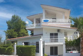 Studio Kalypso has Balcony rooms