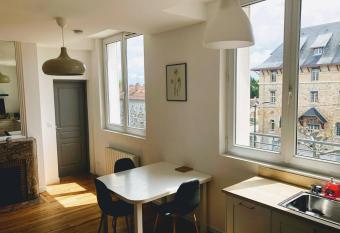 Le seize has Balcony rooms