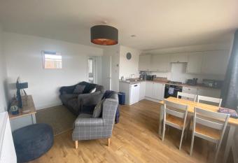 Beau - Brambles Chine, Colwell Bay - 5 star WiFi - Short walk to The Hut and beach - 1 night stays available - Ferry offers has Balcony rooms