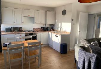 Bay - Brambles Chine, Colwell Bay - 5 star WiFi - Short walk to The Hut and beach - 1 night stays available - Ferry offers has Balcony rooms