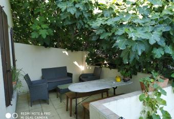 En ville avec un air de campagne allows 18 year olds to book a room