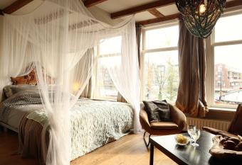 RiverSide Suite - Haarlem City Centre has Balcony rooms