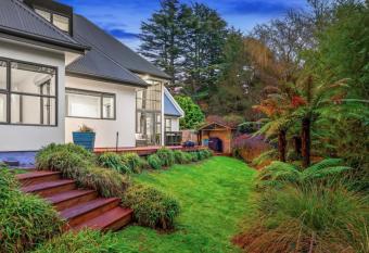 Christchurch Airport House has Balcony rooms