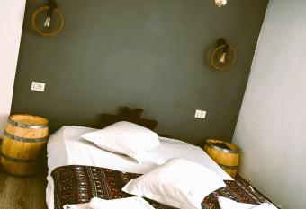 Voinescu House - Natural Living & Eating has Balcony rooms