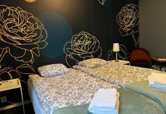 Regementsstadens Vandrarhem i Bor  s allows 18 year olds to book a room