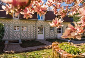 La Maison du Corsaire allows 18 year olds to book a room