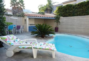 Tr  s bel appartement (40m  ) avec piscine privative allows 18 year olds to book a room