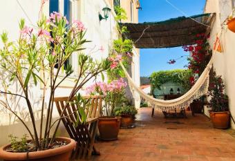 La Casa Flores, maison traditionnelle portugaise has Balcony rooms