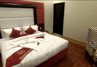 Hotel The Holiday has rooms with a private hot tub