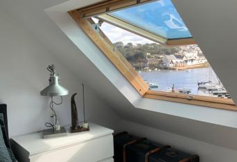 Au Charme d Audierne -Appartement Vue sur le Port allows 18 year olds to book a room