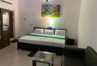 Hgl Guest House has Balcony rooms