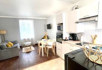 T2 situ   au c  ur du centre historique de Dinan allows 18 year olds to book a room