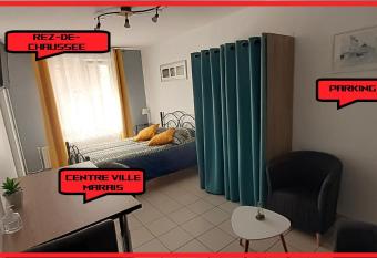 Charmant studio en plein centre avec parking allows 18 year olds to book a room