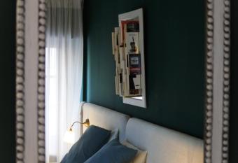 Aura Molina de Arag  n allows 18 year olds to book a room